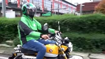 Ari Lasso Dibikin Kaget Ojol Saat Antar Makanan, Pakai Honda Monkey Nih!