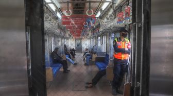 Suasana lengang didalam gerbong kereta Commuteline, Jakarta, Jumat (3/4). [Suara.com/Alfian Winanto]