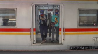 Penumpang kereta Commuterline turun di stasiun Duren Kalibata, Jakarta, Jumat (3/4). [Suara.com/Alfian Winanto]

