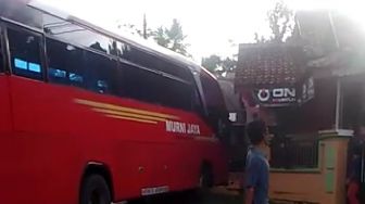 Bus Murni Hantam Rumah Warga di Kampung Gonggong Pandeglang