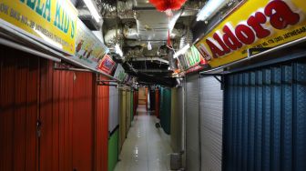 Pertokoan yang tutup akibat merebaknya virus Corona di Pasar Jatinegara, Jakarta Timur, Sabtu (4/4). [Suara.com/Alfian Winanto]