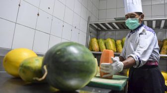Koki memotong buah-buahan yang disediakan untuk tenaga medis dan kesehatan di hotel Cempaka, Jakarta, Jumat (3/4). [ANTARA FOTO/Nova Wahyudi]
