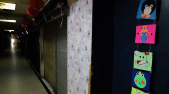 Suasana pertokoan yang tutup di Pasar Jatinegara, Jakarta Timur, Sabtu (4/4). [Suara.com/Alfian Winanto]
