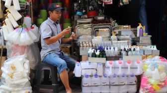 Pedagang menunggu pembeli di Pasar Tradisional Jatinegara, Jakarta Timur, Sabtu (4/4). [Suara.com/Alfian Winanto]
