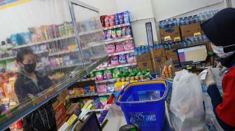Cegah Corona, Mini Market Pasang Pembatas Plastik