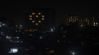 Hotel menyalakan lampu kamar dan membentuk tanda cinta saat aksi "From Jogja With Love" di Daerah Istimewa Yogyakarta (DIY), Sabtu (4/4). [ANTARA FOTO/Andreas Fitri Atmoko]