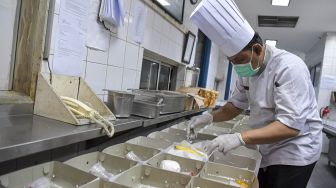 Koki menyusun makanan yang disediakan untuk tenaga medis dan kesehatan di hotel Cempaka, Jakarta, Jumat (3/4). [ANTARA FOTO/Nova Wahyudi]

