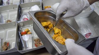 Koki menyusun makanan yang disediakan untuk tenaga medis dan kesehatan di hotel Cempaka, Jakarta, Jumat (3/4). [ANTARA FOTO/Nova Wahyudi]
