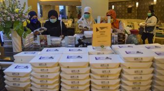 Petugas medis memilih makanan yang disediakan di hotel Cempaka, Jakarta, Jumat (3/4). [ANTARA FOTO/Nova Wahyudi]
