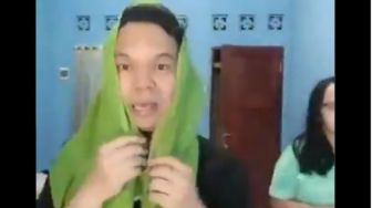 Kocak! Ngaku Tak Takut Istri, Pria Ini Malah Berujung Buat Tutorial Hijab