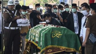 Kerabat berada di dekat peti jenazah Almarhum Wakil Jaksa Agung Arminsyah saat akan dimakamkan di Tempat Pemakaman Umum (TPU) Pedongkelan, Jakarta, Minggu (5/4). [ANTARA FOTO/Rivan Awal Lingga]