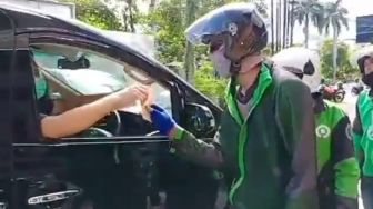 Viral Pengendara Alpard Bermasker Bagi-bagi Duit Rp 100 Ribu ke Driver Ojol