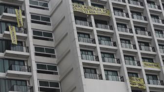 Spanduk penolakan rumah sakit darurat virus Corona (COVID-19) di Lippo Plaza Mampang, Jakarta, Minggu (5/4). [Suara.com/Angga Budhiyanto]