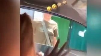 Perempuan Tega Lempar Uang ke Penjual Buah, Diduga Karena Takut Corona