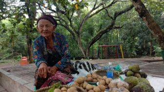 Tetap Jualan Kala Wabah, Nenek Usia 88 Tahun: Nyuwun Slamet Maring Gusti