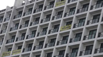 Penghuni apartemen Nine Residence memasang spanduk penolakan rumah sakit darurat virus Corona (COVID-19) di Lippo Plaza Mampang, Jakarta, Minggu (5/4). [Suara.com/Angga Budhiyanto]