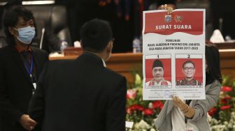 Petugas menghitung suara pemilihan Wakil Gubernur DKI Jakarta dengan calon dari Partai Gerindra Ahmad Riza Patria dan calon dari PKS Nurmansyah di Gedung DPRD DKI Jakarta di Jakarta, Senin (6/4). [ANTARA FOTO]