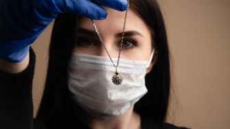 Cantik tapi Kontroversi, Perhiasan Ini Bentuknya Mirip Virus Corona