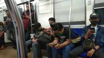 Curhat Penumpang KRL, Tak Ada Jaga Jarak Dalam Kereta