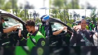 Aksi Dermawan Pengemudi Alphard Bagi-bagi Uang Kepada Driver Ojol