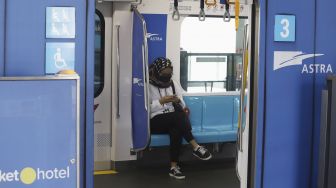 Penumpang kenakan masker saat berada di dalam kereta Moda Raya Terpadu (MRT) di Stasiun MRT Lebak Bulus, Jakarta Selatan, Senin (6/4). [Suara.com/Angga Budhiyanto]