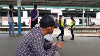 Masih Sosialisasi, Dalih Petugas Tak Larang Warga Naik KRL Tanpa Masker