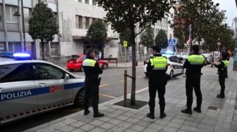 Petugas Medis Spanyol Banjir Dukungan Semangat dari Petugas Kepolisian