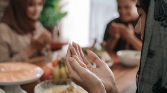 Doa Sebelum dan Sesudah Makan yang Harus Diketahui Umat Muslim
