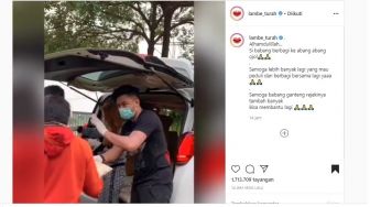 Artis Misterius ini Bagi-bagi Beras Pakai Toyota Alphard , Siapa Ya?