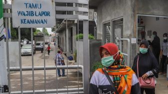 Warga usai membeli masker dari pabrik di Jalan Raya Bogor, Depok, Jawa Barat, Selasa (7/4). [Suara.com/Alfian Winanto]