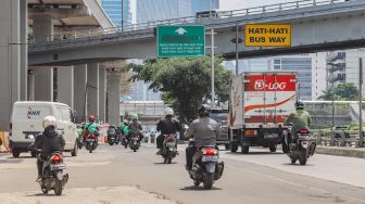 Aktivitas kendaraan di Jalan MT Haryono, Jakarta, Selasa (7/4).  [Suara.com/Alfian Winanto]