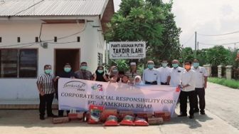 Darurat Corona, Jamkrida Riau Beri Sembako ke Lima Panti Asuhan