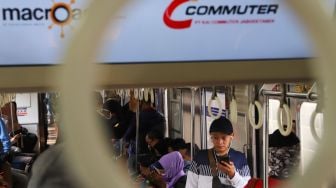 Penumpang  tanpa masker di salah satu gerbong Commuteline, Jakarta, Rabu (8/4). [Suara.com/Alfian Winanto]
