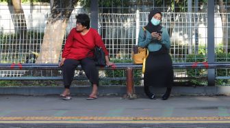 Penumpang menunggu kedatangan kereta Commuterline di Stasiun Duren Kalibata, Jakarta, Rabu (8/4). [Suara.com/Alfian Winanto]