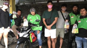 Menerjang Hujan, Abraham Wenas Keliling Jakarta bagi Sembako dan Masker