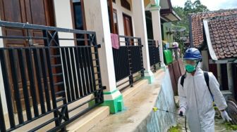 Warga Lebak Desinfeksi Lingkungan dan Tempat Ibadah Secara Mandiri