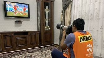 Aksi Kocak Wartawan Bola saat WFH, Foto Pertandingan dari Layar TV