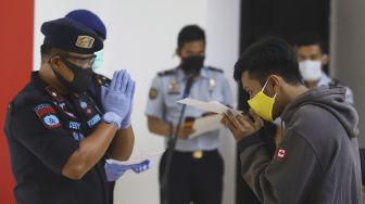 Narapidana mendapatkan surat kesehatan saat mengikuti upacara pelepasan di Rumah Tahanan Negara (Rutan) Kelas I Depok, Jawa Barat, Kamis (9/4). [Suara.com/Angga Budhiyanto]