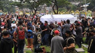 Jenazah Glenn Fredly tiba di TPU Tanah Kusir, Jakarta, Kamis (9/4). [ Suara.com/Alfian Winanto]