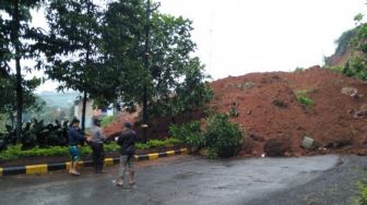 Tebing Setinggi 50 Meter Kembali Longsor, Jalan Penghubung Cianjur Selatan Terputus