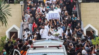 Kerabat membawa peti yang berisi jenazah Glenn Fredly di GBIB Sumber Kasih, Lebak Bulus, Jakarta Selatan, Kamis (9/4). [Suara.com/Alfian Winanto]