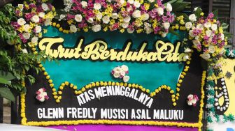 Karangan bunga di rumah duka musisi Glenn Fredly di GBIB Sumber Kasih, Lebak Bulus, Jakarta Selatan, Kamis (9/4). [Suara.com/Alfian Winanto]