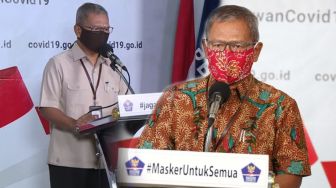 Gaya Nyentrik Jubir Covid-19 Achmad Yurianto Pakai Masker Kain