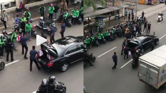 Viral Jokowi Bagi Sembako dari Mobil, Publik: Sekelas Dia Caranya Begini?