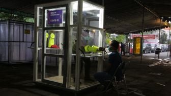 Minim APD, Surabaya Ciptakan Booth Pemeriksaan Corona untuk Tim Medis