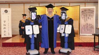 Akibat Virus Corona, Wisuda di Jepang Digantikan dengan Robot