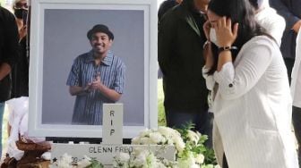 Istri Glenn Fredly, Mutia Ayu memberikan penghormatan terakhir untuk sang suami di TPU Tanah Kusir, Jakarta Selatan, Kamis (9/4). [Suara.com/Alfian Winanto]