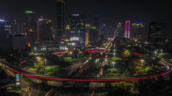 Simpang Susun Semanggi menampilkan warna merah putih di Jakarta, Kamis (9/4). [ANTARA FOTO/Galih Pradipta]