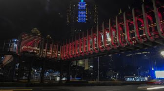 Jembatan Penyeberangan Orang (JPO) Polda Metro Jaya menampilkan warna merah putih di Jakarta, Kamis (9/4). [ANTARA FOTO/Galih Pradipta]