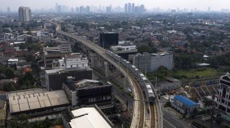 Rangkaian kereta MRT dan sejumlah kendaraan melintas di kawasan Fatmawati, Jakarta Selatan, Jumat (10/4). [ANTARA FOTO/Sigid Kurniawan]